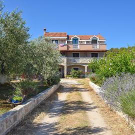 Apartments Studenac, hotel Tkonban