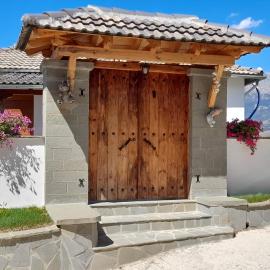 B Vishe Guest House, hotel i Gjirokastër