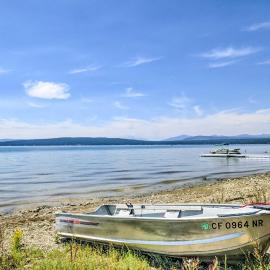 Scenic Lake Almanor Home w/ Mountain Views!, hotel en Lake Almanor