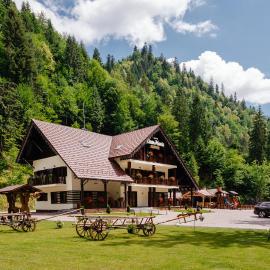 Pensiunea Agroturistică Casa Maria، فندق في Rodna