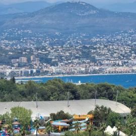 LUXURY APPARTEMENT Vue MER PANORAMIQUE, hotel in Antibes