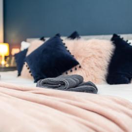 Russell House, Large townhouse spacious and modern with ground floor bedroom and shower room and free parking, hotel in Harraby