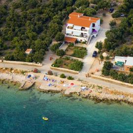 Apartments by the sea Mandre, Pag - 6284 โรงแรมในโคลัน