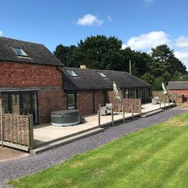 The Stables and Granary at Shawbroom Farm, hotell sihtkohas Cheswardine
