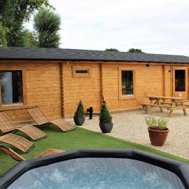 Stunning 5-Bed Cabin in Ashton Under Hill, hotel di Evesham