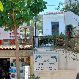 Christin P. Cute home with patio，克黎查的飯店