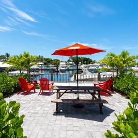 Room 127 - Waterfront, Heated Pool, Huge TV, Tiki Bar & Grill