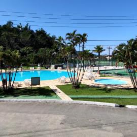 Apartamento até 10 pessoas na enseada Guarujá em condomínio clube praia piscinas salão jogos quadra futebol campo parquinho brinquedos Wi-fi Home office, hotel in Guarujá