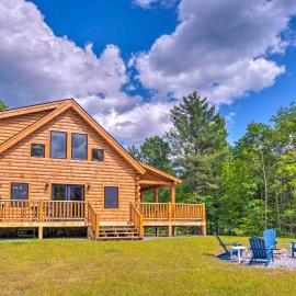 Peaceful North Haverhill Haven w/ Wood Fire Pit, Hotel in North Haverhill