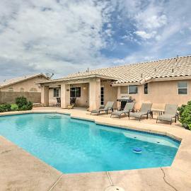 Sunny Yuma Retreat w/ Private Pool & Grill!, hotel v destinácii Yuma