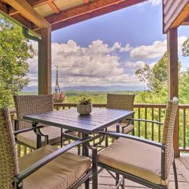 ‘Hiwassee Hideaway' Cabin w/ Mountain Views!, hotel a Turtletown