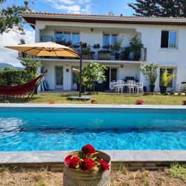 Appartement avec cuisine et grande piscine chauffée