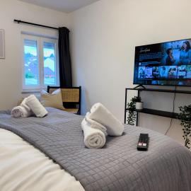 KUELhome - STYLISCHE ZENTRALE WOHNUNG MIT KÜCHE UND PARKPLATZ IN SEITENSTRAẞE
