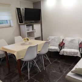 Spacious 3-Bedroom Apartment-Free Parking- Split