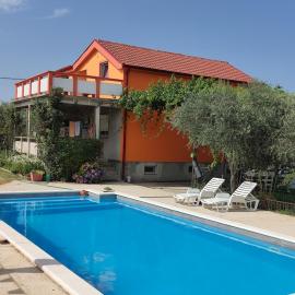 Apartment Velebit with swimming pool - 10km from sea - 20km from Zadar, hotel in Benkovac
