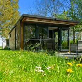 Houseboats Pean-buiten Weidum, מלון בWeidum