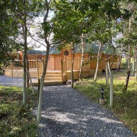 Craigshannoch Luxury 1 bed woodland lodge hot tub, hotel u gradu 'Kintore'