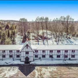 Snow Chasers Lodge, готель у місті Wakefield