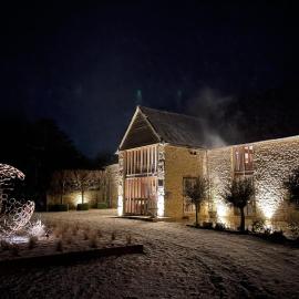 2 bedroom 17th Century Barn with surround sound TV in quiet village near great pubs and walks، فندق في Great Milton
