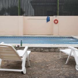 La casa de la tinaja piscina y chimenea by Toledo AP