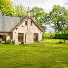 Stunning 4-Bedroom Country House with Hot Tub & Sauna near Loch Lomond