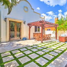 Sunny Sarasota Abode w/ Yard ~ 1 Mi to Dtwn!