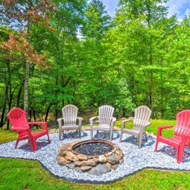 Cozy Riverside Dahlonega Home w/ Kayaks + Fire Pit, hotel i Dahlonega
