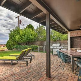 Lake Powell Views: Mid-Century Home in Page, hotel in Page