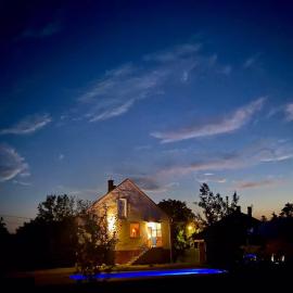 River House - Luxury house on the border of the Tisza River, Hotel in Ároktő