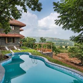 SaffronStays Niramay - 3BR Velhe villa, infinity pool, organic farm, library, valley & forest views near Torna-Rajgad, hotel v destinácii Mārg Āsni