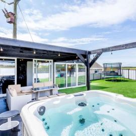 Tigh Na Mhor , Hot Tub , Games Room , 5 Bedroom ,Sleeps 13 , Large Villa, viešbutis mieste Cruden Bay