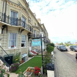 Bon-Ami: Lowestoft şehrinde bir otel