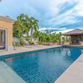 Pattaya Luxury 4BR Pool Villa-BBQ, Karaoke & Pool Table for Families & Group of Travellers, hotel in Nong Prue