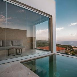 Mani Luxury Suites and Studios in Gytheio with Private Pools, hotel v destinaci Gythio