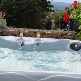 Campagne et Jacuzzi ... c'est cosy le Bumble Bee !, hotell i Panossas
