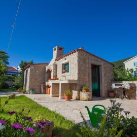 Rooms with a parking space Cres - 2512, hotel in Cres