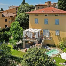 Villa Carlotta con piscina โรงแรมในLari