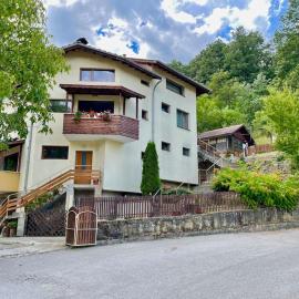 Sun House, Hotel in Trjawna