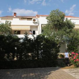 Apartments with parking space Novalja, Pag - 6504, hotel in Novalja