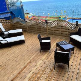 Sea View Lavish Apartment SKY TV Whirlpool Bath HUGE Balcony NEWLY REFURBISHED, Hotel in Bridlington
