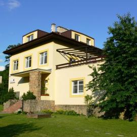 Penzion Továrníkova vila, Hotel in Skuhrov nad Bělou