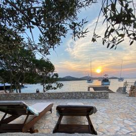 Beach house Danica - resort & tavern BAIN, free transport, pool, Island of Žut - Kornati