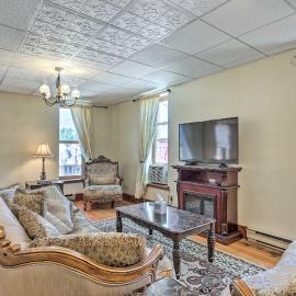 Shop, Hike & Explore! Historic Dtwn Custer Apt, hotel in Custer