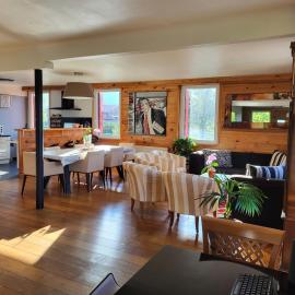 Dans un village savoyard a 1000 m d'altitude bel appartement spacieux de140m2 avec vue magnifique sur la montagne