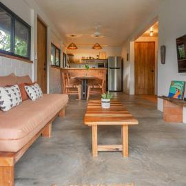 Casa Melina Torio Cozy upscale 2bd jungle House, hotel v destinácii Torio