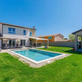 Villa Edi with heated pool, hotel a Šišan