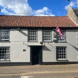 Stylish Historic Apartment - Sleeps 3 & Parking