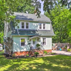 Bright Parma Home w/ Outdoor Space < 10 Mi to Dtwn, hotel di Parma