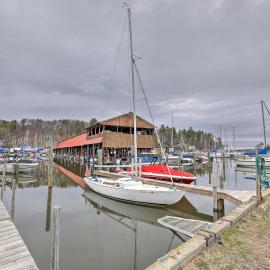 Walk to Marina: Cute Gilford Cottage w/ Grill – hotel w mieście Gilford