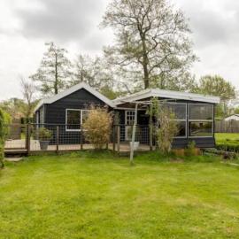 Buiten Huisje aan de Vaart 1, hotel a Matsloot